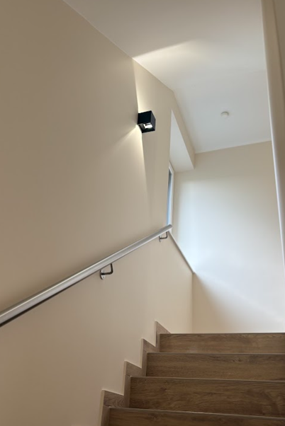 Peintre réalisant des travaux de peinture